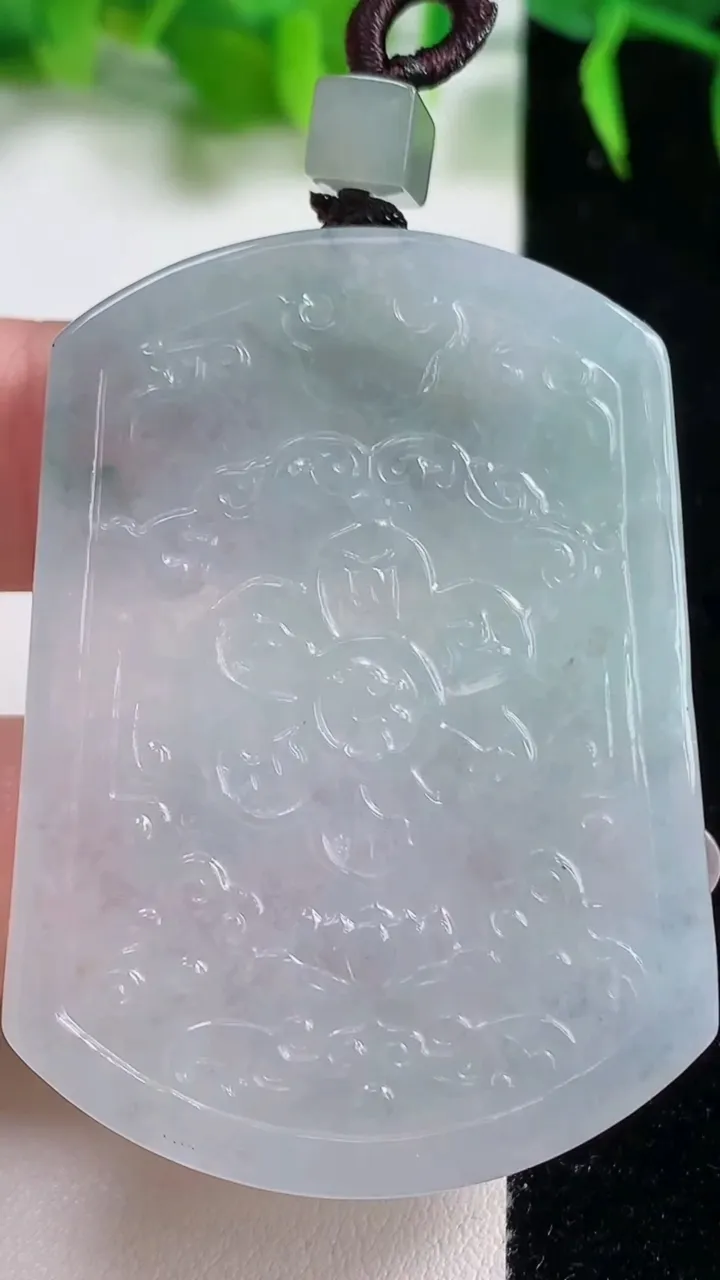 天然A货翡翠冰种飘花仿古无事牌吊坠，尺寸52-38-4.8，重量:24.73g
10月19日
