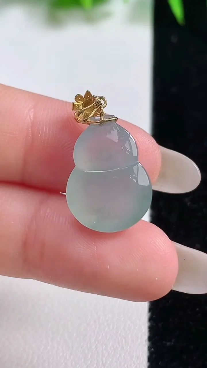 天然A货翡翠葫芦吊坠，尺寸18-13-6.3，重量:2.56g
10月19日