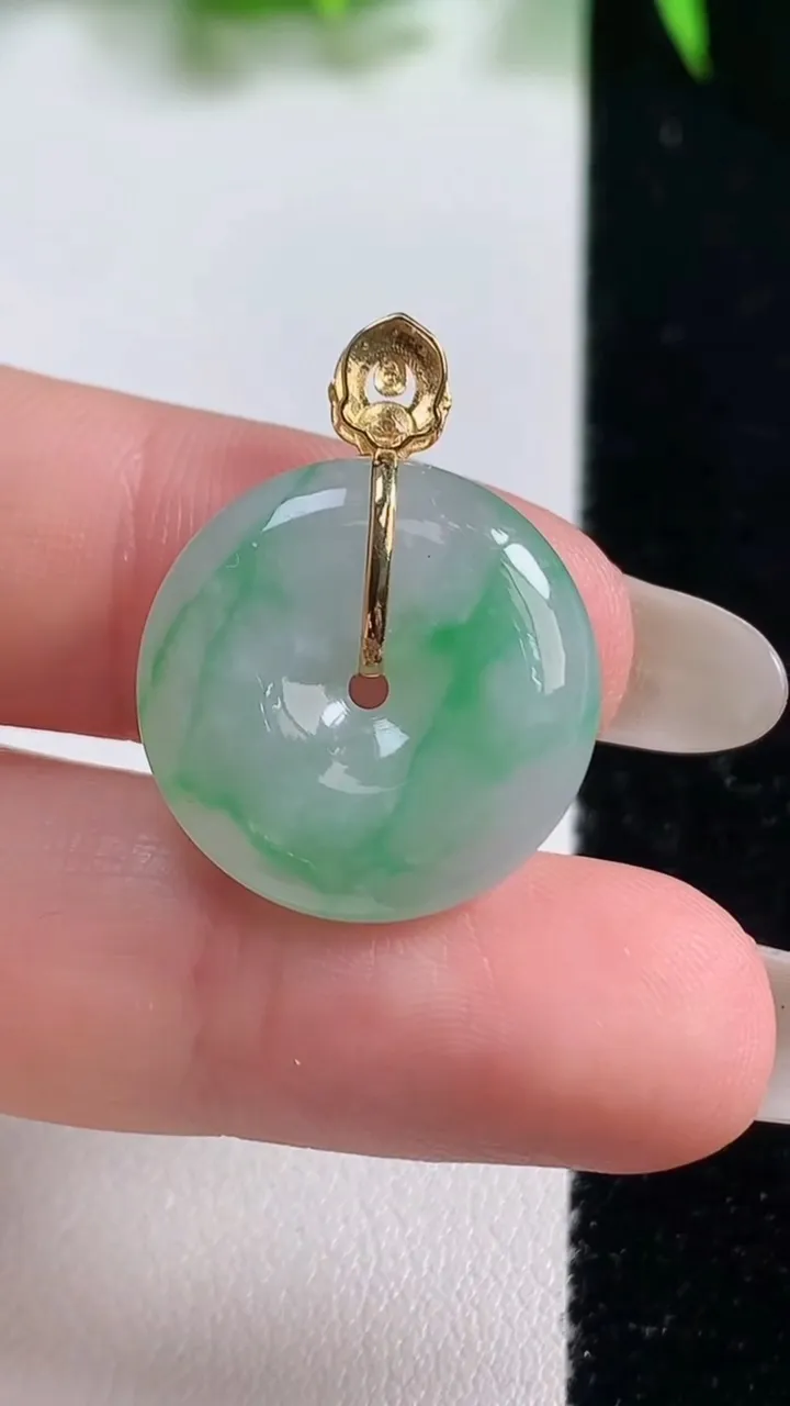 天然A货翡翠平安扣吊坠，尺寸20-5.3，重量:5.57g
10月19日