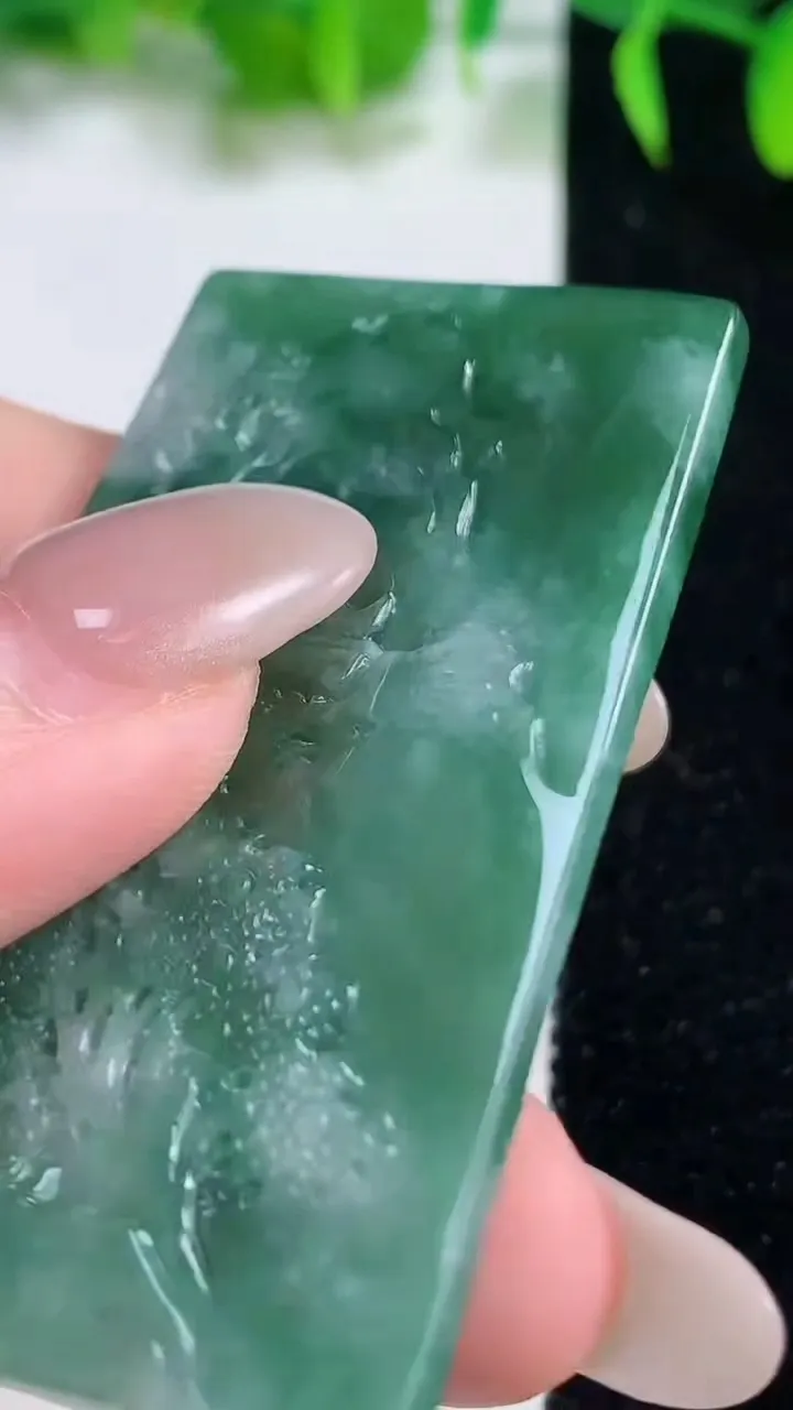 天然A货翡翠山水牌吊坠，尺寸56.4-31.8-5，重量:23.80g
10月19日