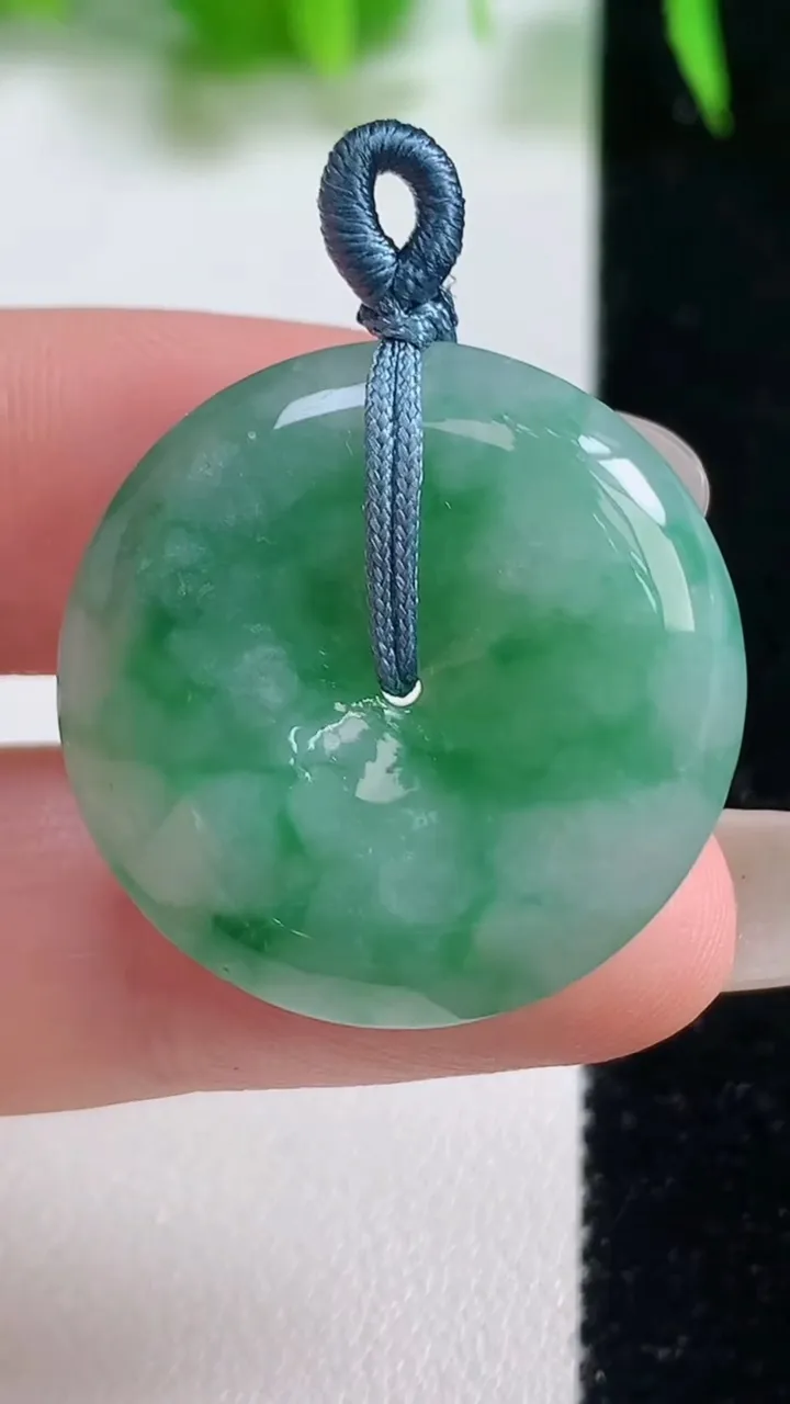 天然A货翡翠平安扣吊坠，尺寸26.7-5.9，重量:9.20g
10月19日