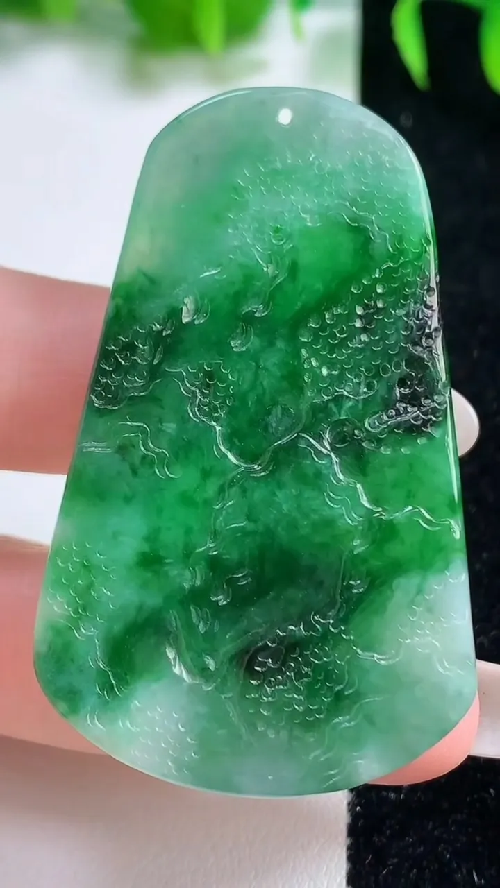 天然A货翡翠山水牌吊坠，尺寸53.3-31.4-6，重量:20.09g
10月19日