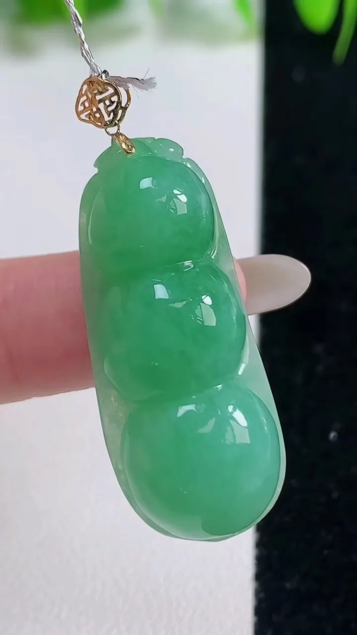 天然A货翡翠福豆吊坠，尺寸34.5-15.3-8.7，重量:9.05g
10月19日