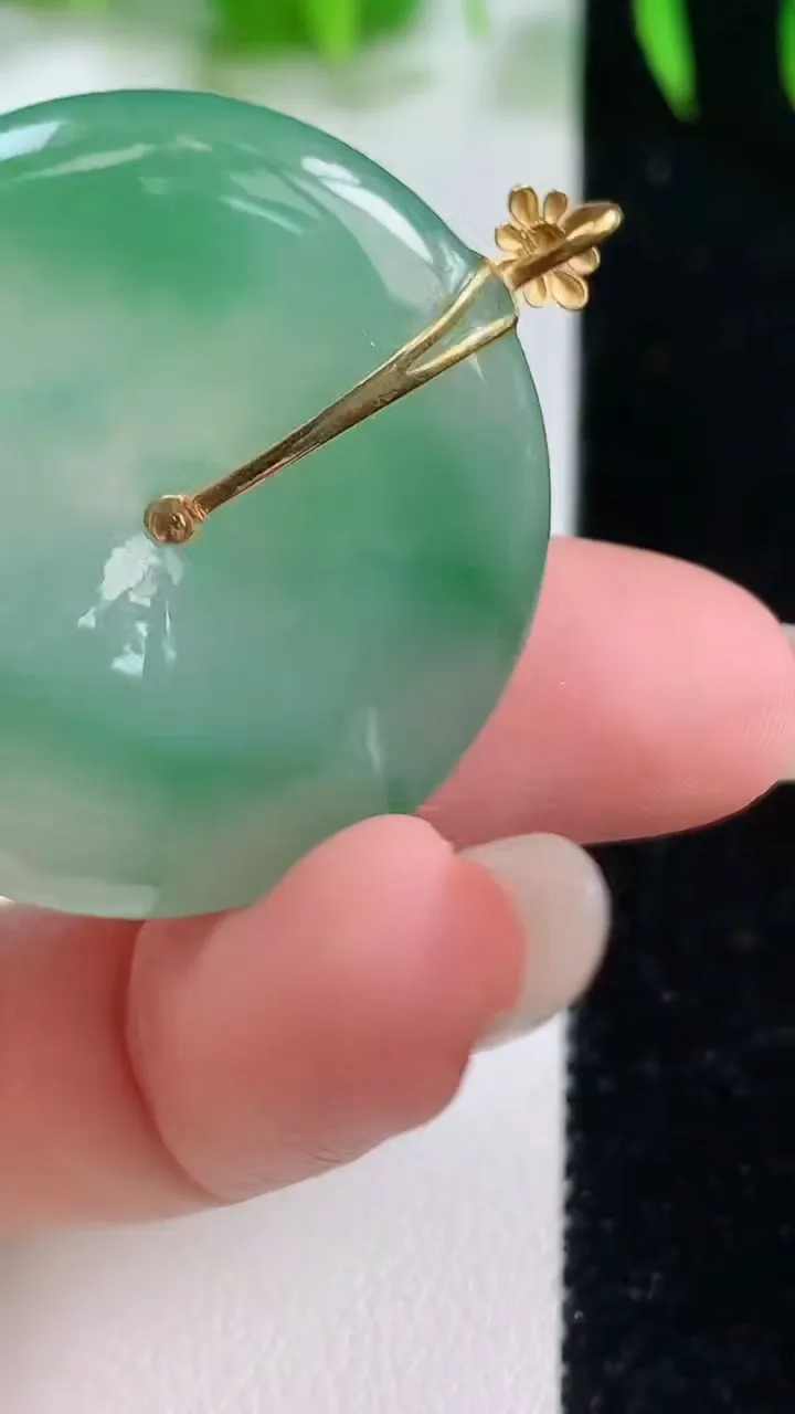 天然A货翡翠平安扣吊坠，尺寸34-5.2，重量:13.44g
10月19日
