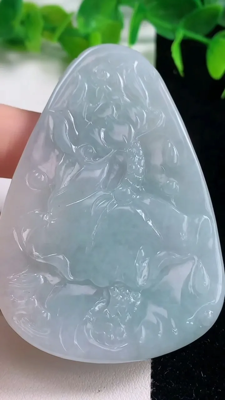 天然A货翡翠不动明王吊坠，尺寸67.4-47.3-9，重量:48.88g
10月19日