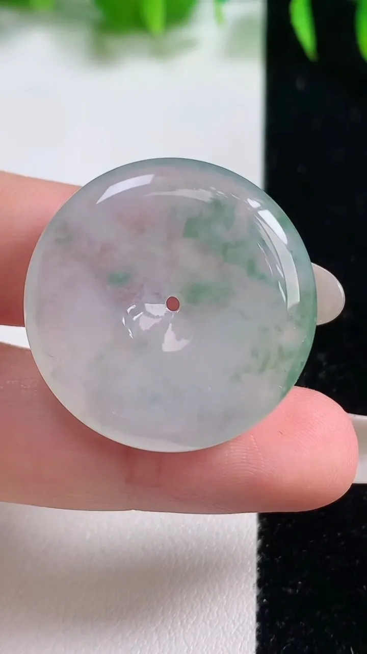 天然A货翡翠冰种飘花平安扣吊坠，尺寸28.8-5.3，重量:10.00g
10月19日