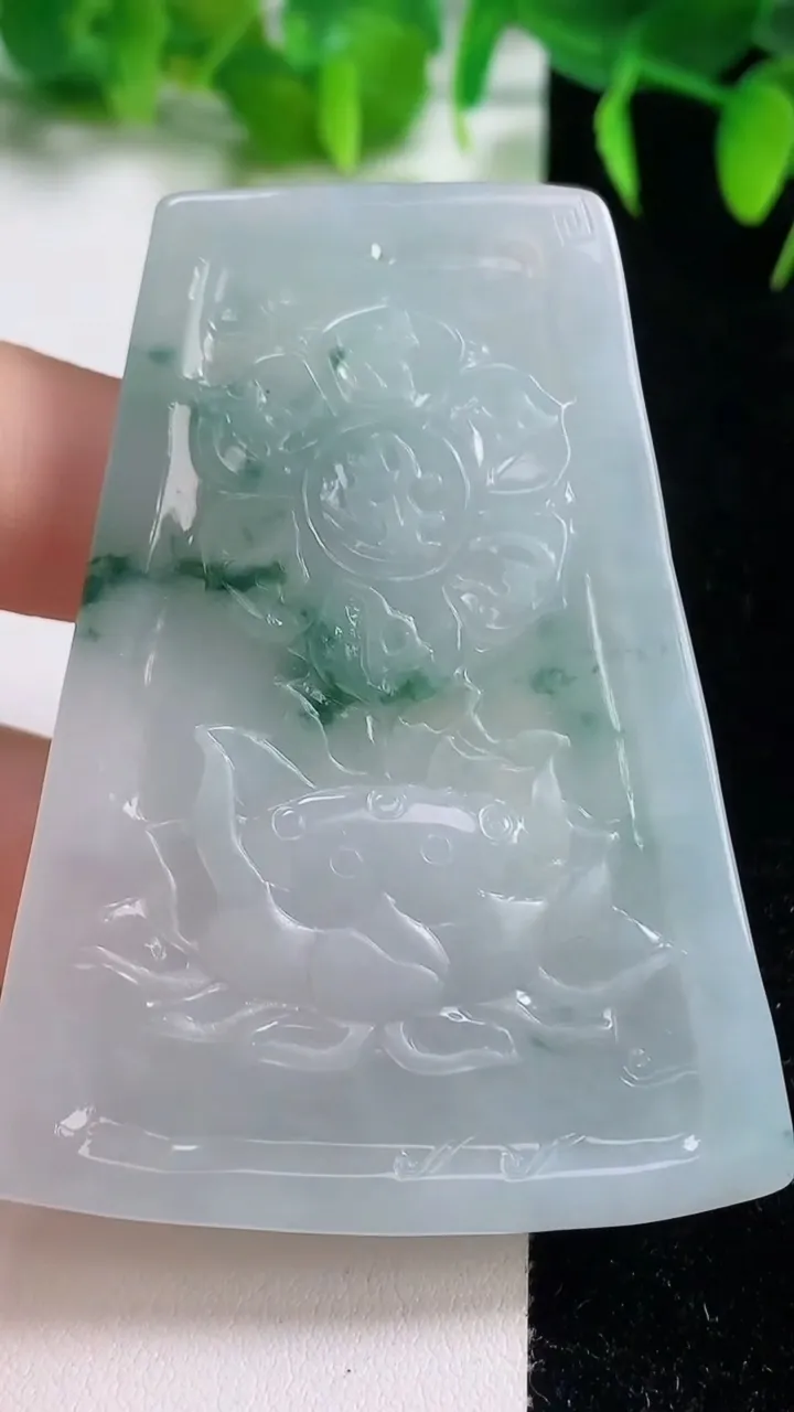 天然A货翡翠冰种飘花虚空藏菩萨吊坠，尺寸63-47.7-8.2，重量:40.00g
10月19日