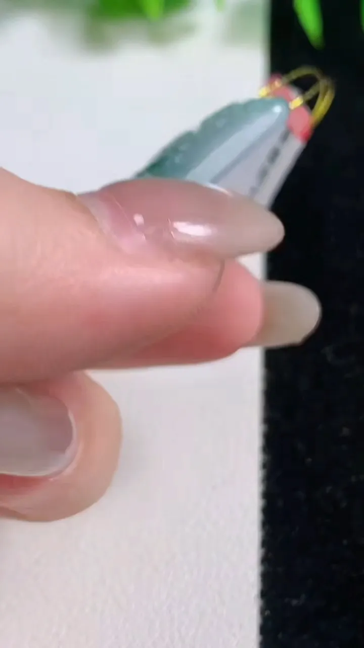 天然A货翡翠牌吊坠，尺寸62.4-31-5.3，重量:25.71g
10月19日