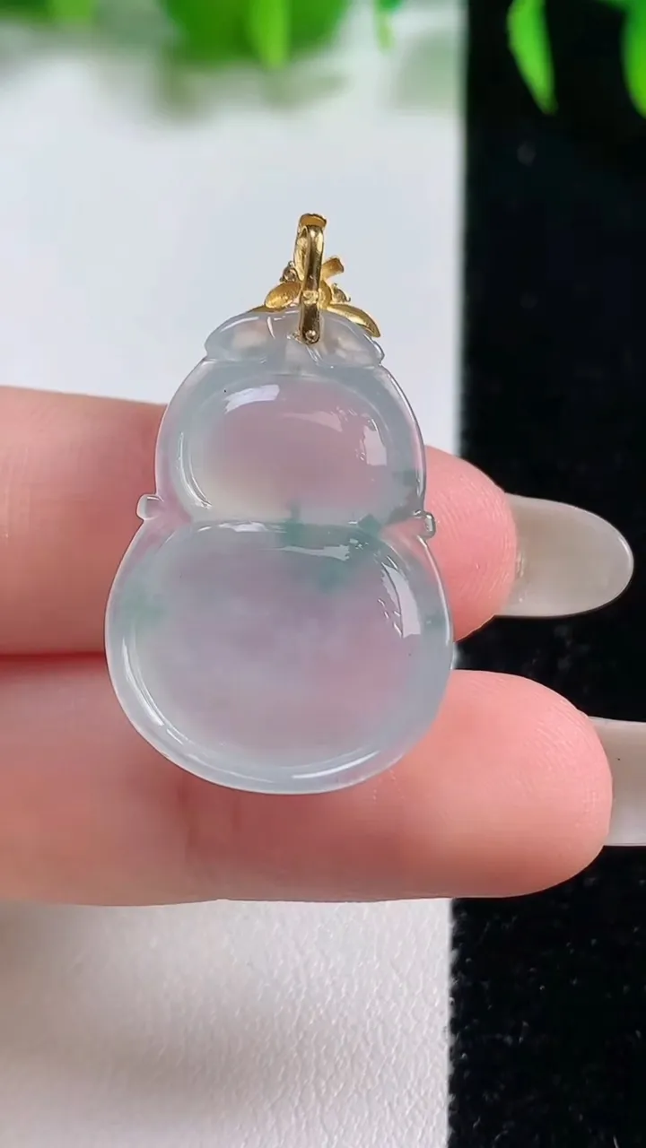 天然A货翡翠种飘花葫芦吊坠，尺寸28-19.3-6，重量:5.18g
10月19日
