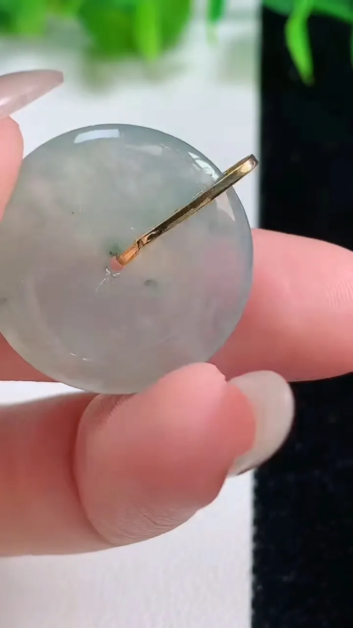 天然A货翡翠种飘花平安扣吊坠，尺寸24-4.3，重量:5.34g
10月19日