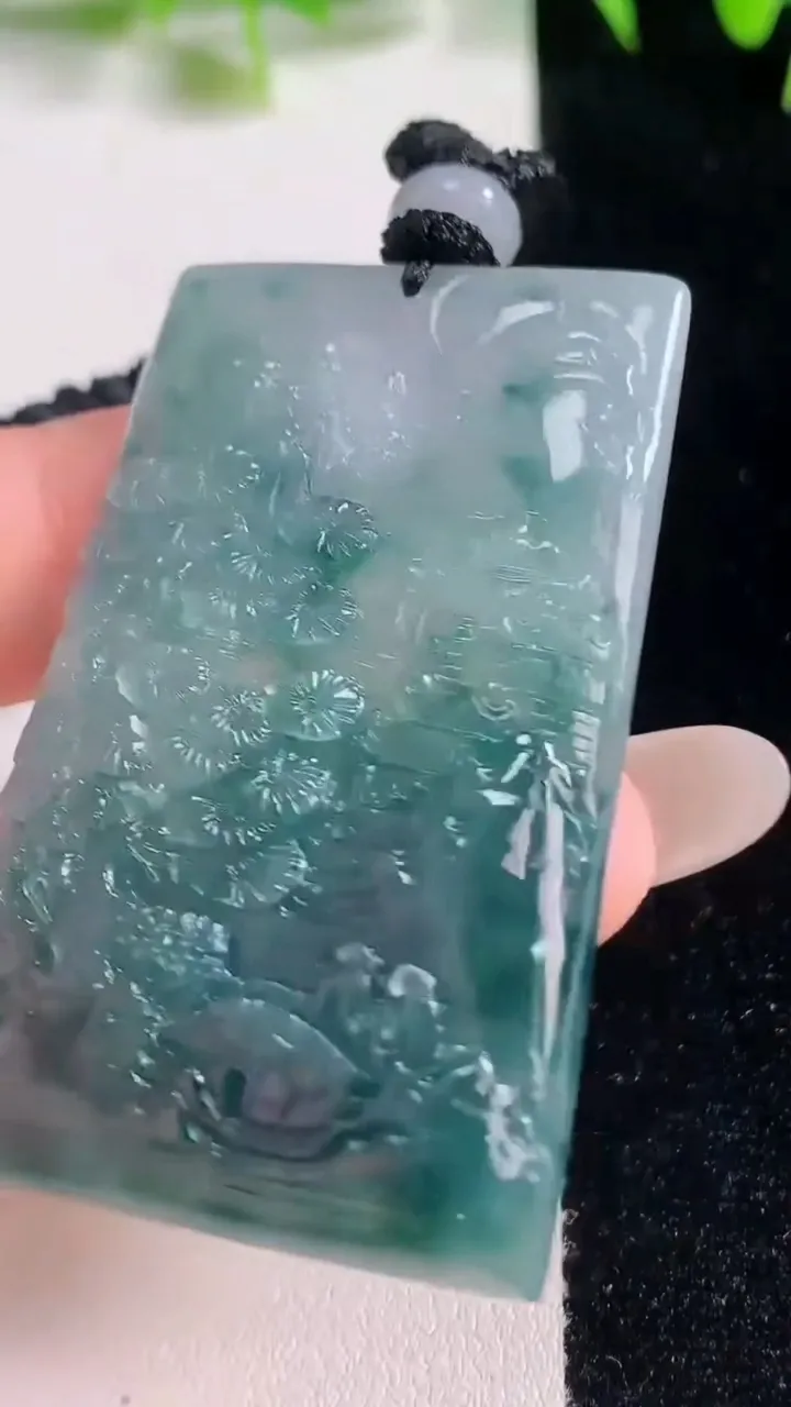 天然A货翡翠牌吊坠，尺寸52-34.8-6.9，重量:31.64g
10月20日