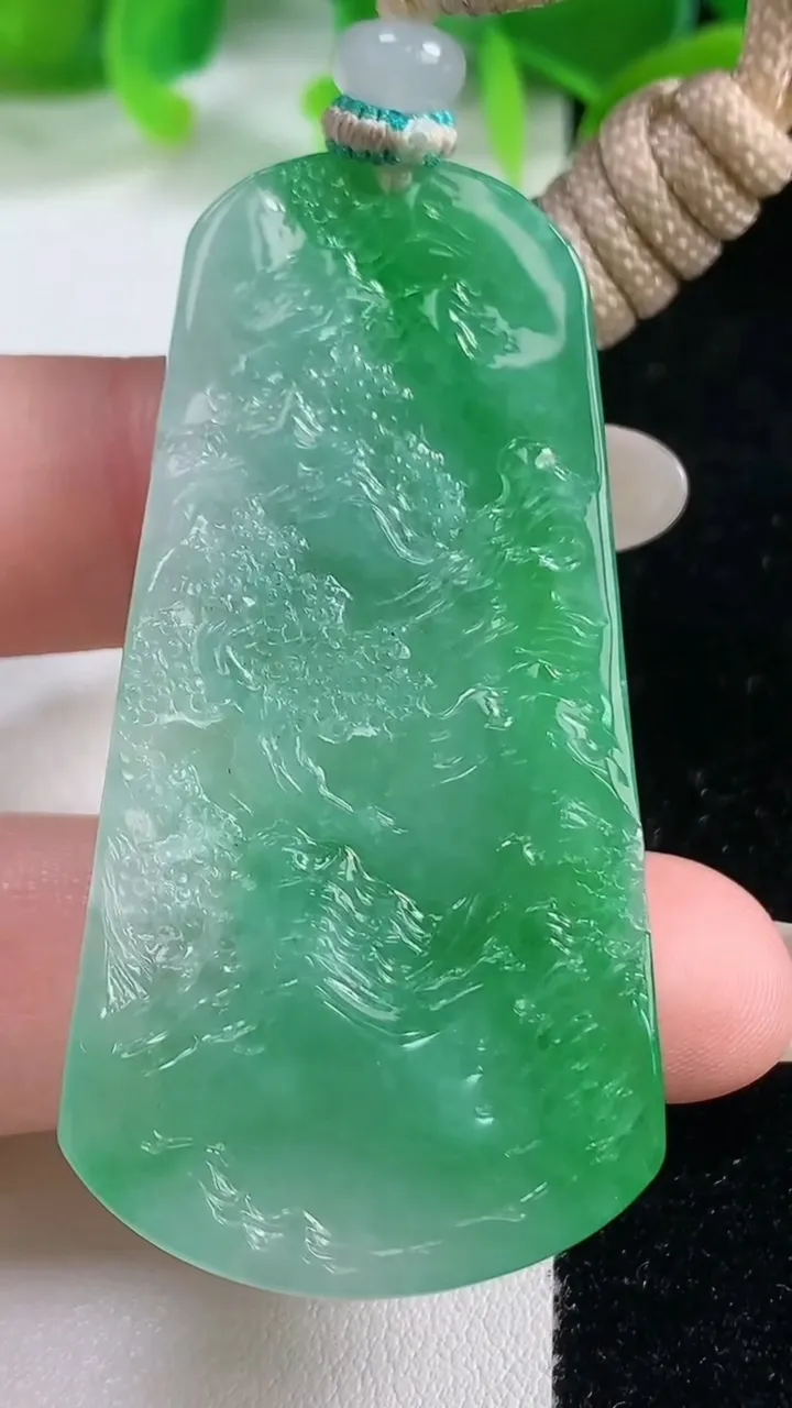 天然A货翡翠山水牌吊坠，尺寸55.8-28-5.8，重量:24.37g
10月20日
