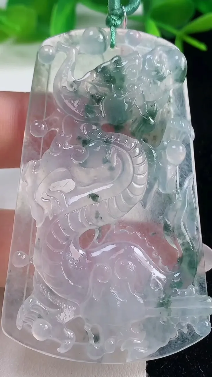 天然A货翡翠冰种飘花龙牌吊坠，尺寸66.2-40-5.4，重量:26.64g
10月20日