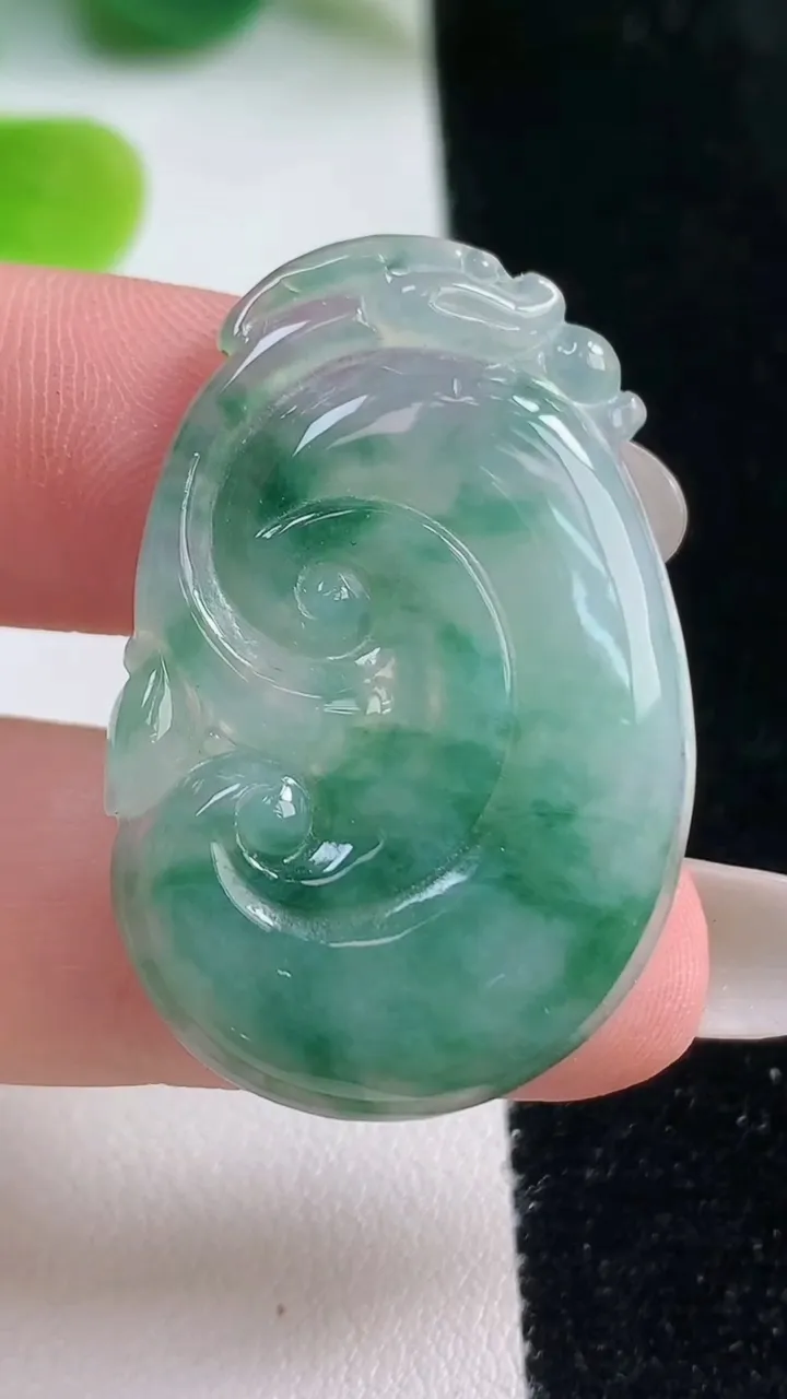 天然A货翡翠冰种飘花如意吊坠，尺寸36-24.5-3.8，重:6.05g
10月20日