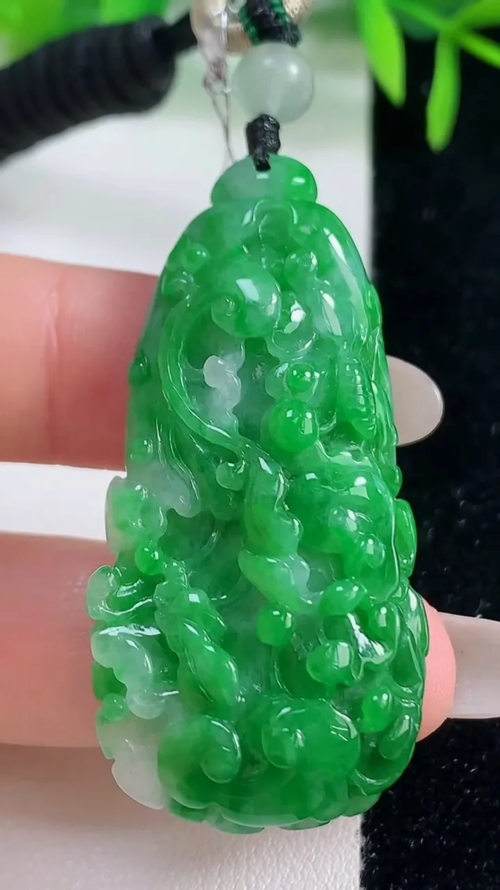 天然A货翡翠白菜吊坠，尺寸49.2-22.4-9.4，重量:20.00g
10月20日