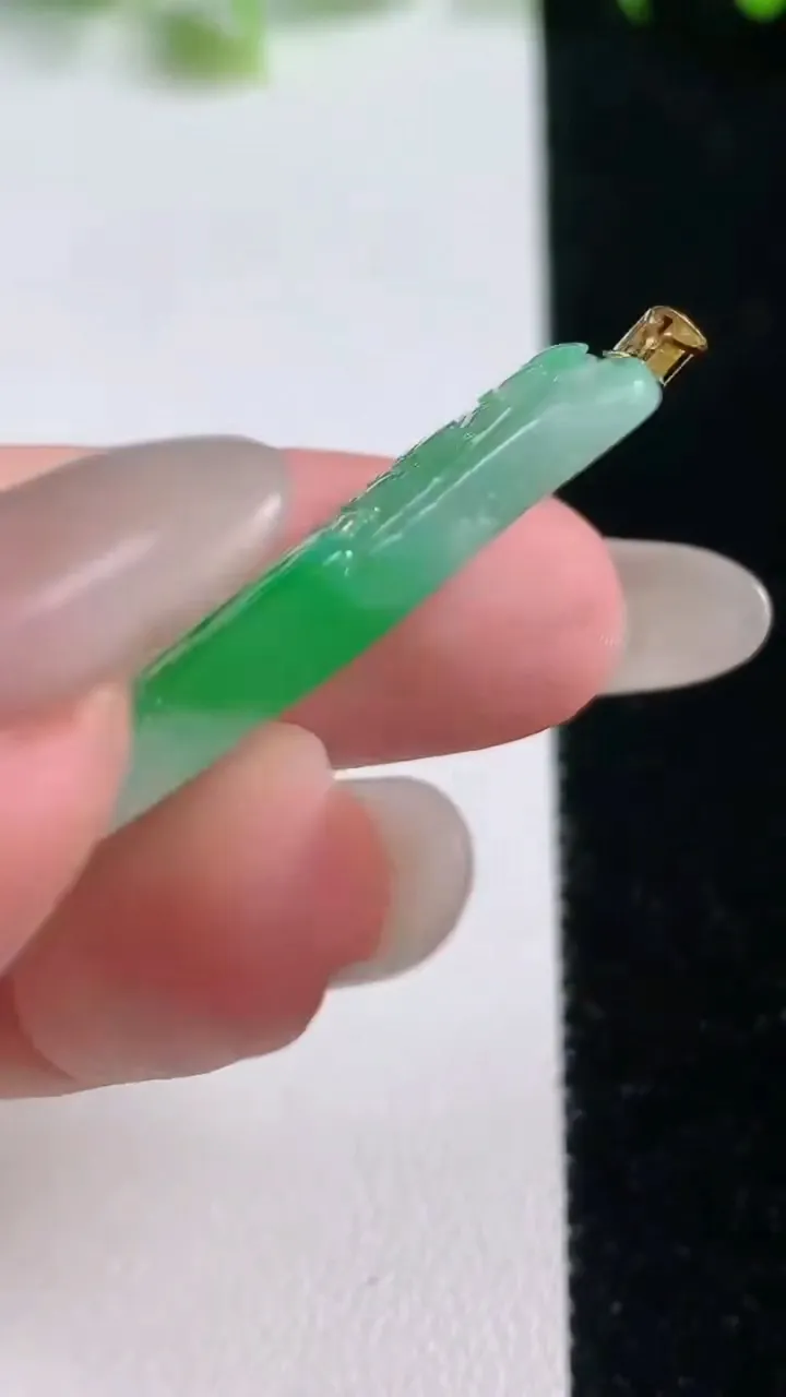 天然A货翡翠山水牌吊坠，尺寸37.8-16.2-4.2，重量:6.54g
10月20日