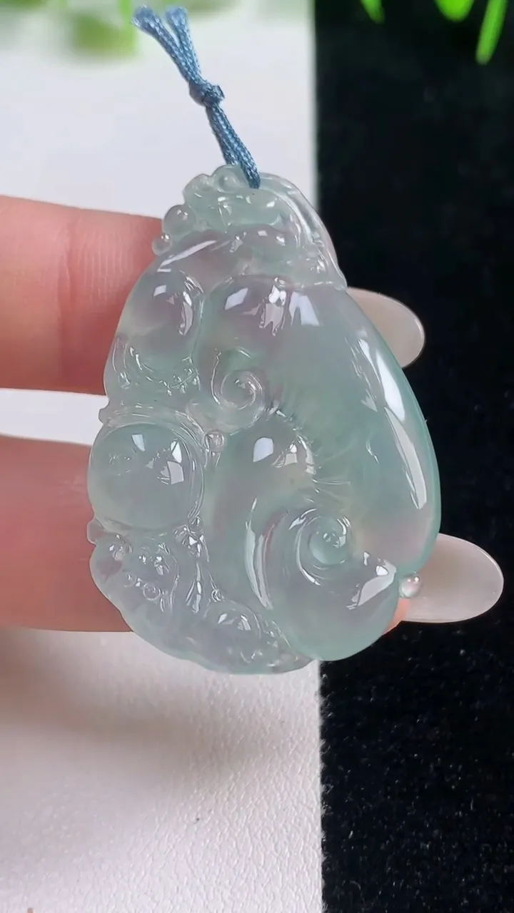 天然A货翡翠今非昔比 蜥蜴吊坠，尺寸40.8-27.7-5.1，重量:8.18g
10月20日