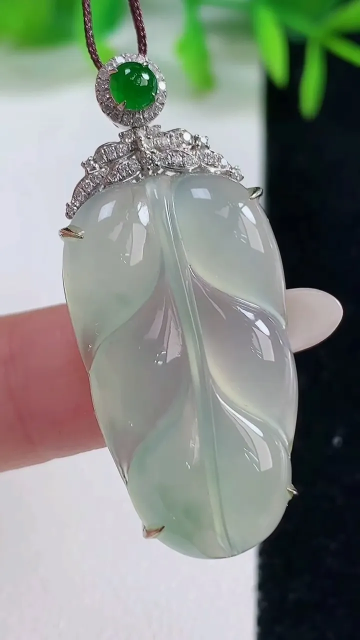 天然A货翡翠金枝玉叶 叶子吊坠，尺寸30.4-17.5-7.4，重量:6.07g
10月20日