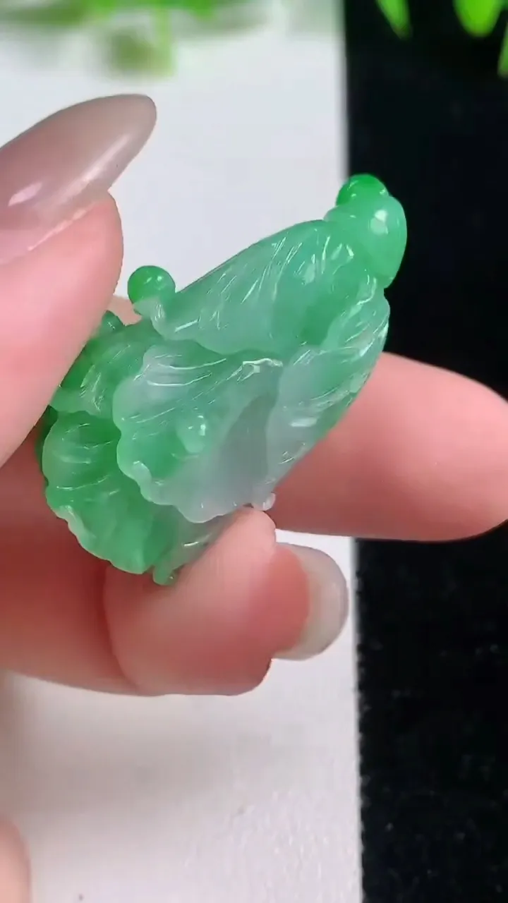 天然A货翡翠白菜吊坠，尺寸31.9-16.7-10.3，重量:8.79g
10月20日