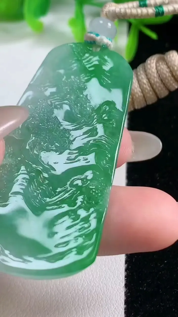 天然A货翡翠山水牌吊坠，尺寸55.8-28-5.8，重量:24.37g
10月20日