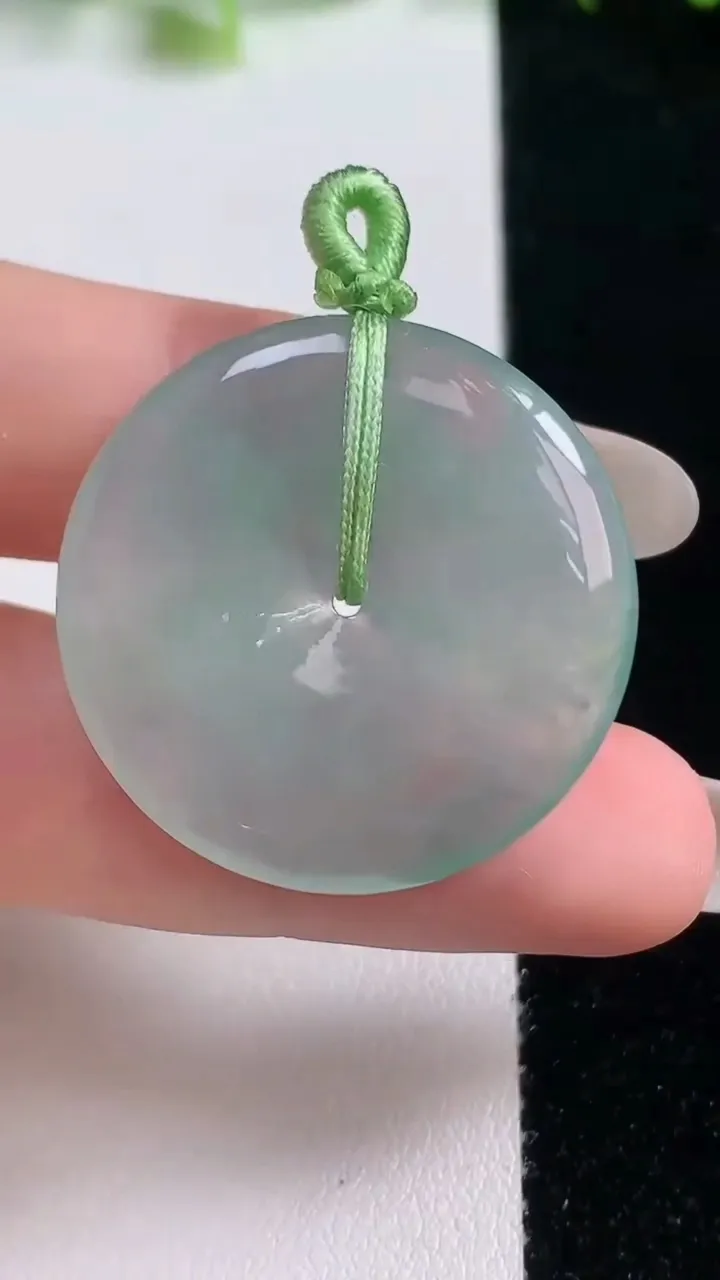 天然A货翡翠平安扣吊坠，尺寸30.4-4.7，重量:9.90g
10月20日
