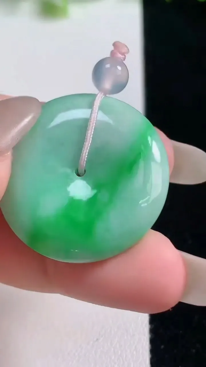 天然A货翡翠平安扣吊坠，尺寸28.2-6，重量:11.48g
10月20日