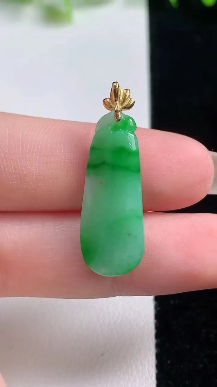天然A货翡翠福瓜吊坠，尺寸23.6-10-4.6，重量:2.40g
10月20日