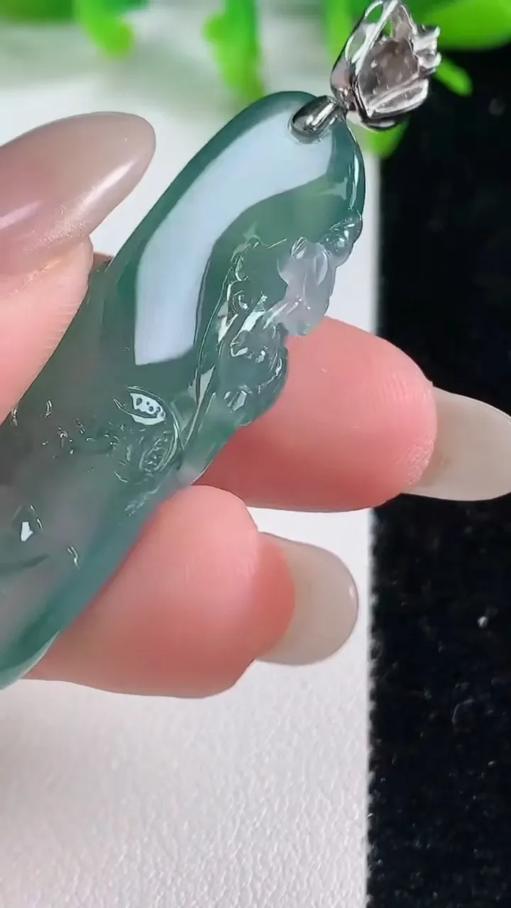 天然A货翡翠和和美美 呱呱来财吊坠，尺寸45.4-14.3-8.5，重量:11.87g
10月20日