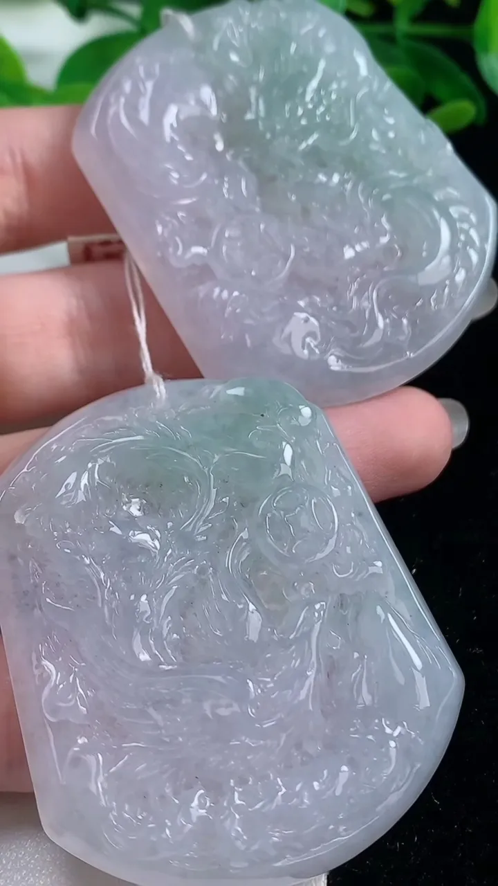 天然A货翡翠龙凤呈祥吊坠一对，尺寸53-44.6-6.6，重量:64.06g
10月20日