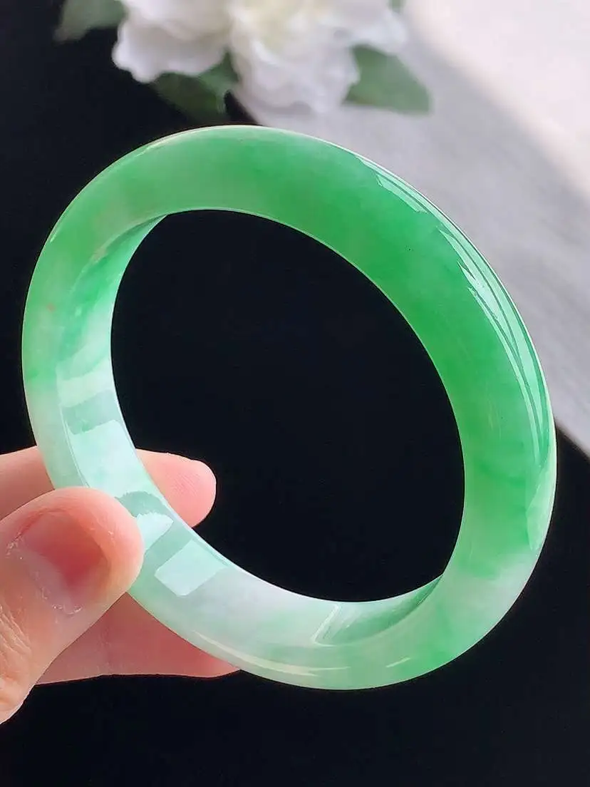 a货翡翠老坑冰种飘绿正装正圈手镯54-55圈口  尺寸54.8×12.8×7.8mm 重量54.83