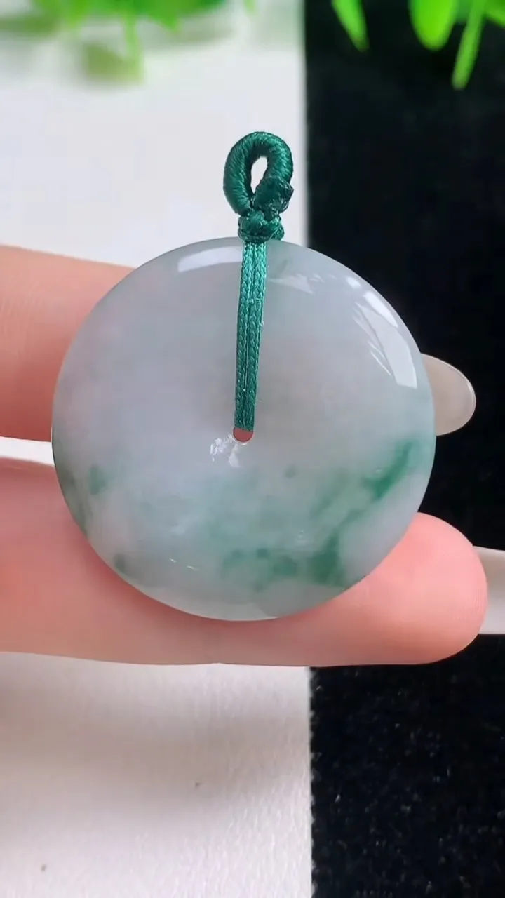 天然A货翡翠冰种飘花平安扣吊坠，尺寸30-5，重量:10.15g
10月20日