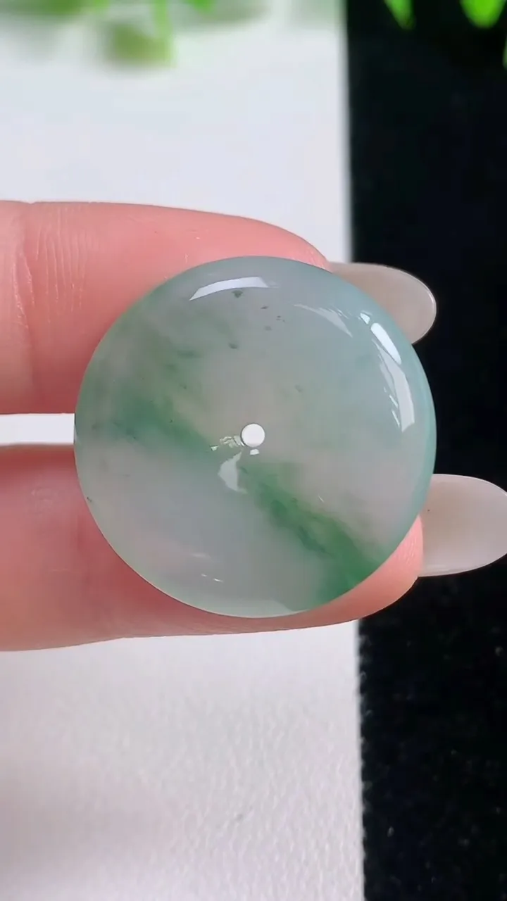 天然A货翡翠平安扣吊坠，尺寸25-5.3，重量:7.15g
10月20日