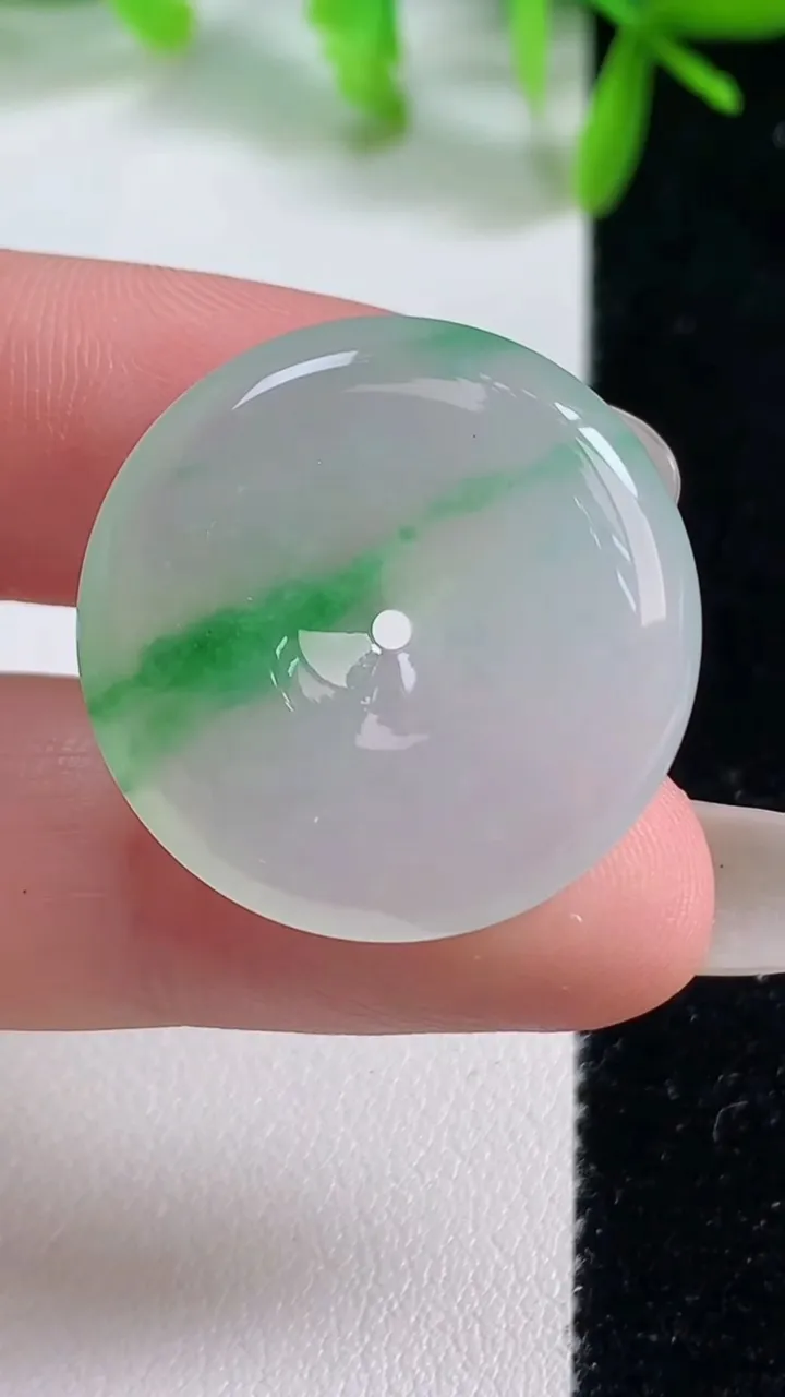 天然A货翡翠平安扣吊坠，尺寸25.6-5.2，重量:8.08g
10月20日