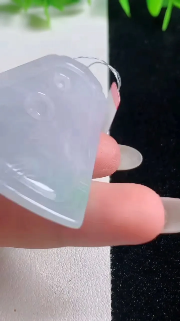天然A货翡翠御龙观音菩萨吊坠，尺寸52.3-38-6.2，重量:20.96g
10月20日