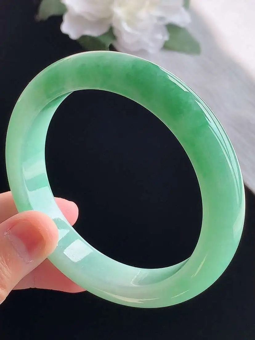 a货翡翠老坑冰种满绿正装正圈手镯60-61大圈口  尺寸60×12.2×8.8mm 重量70.70g