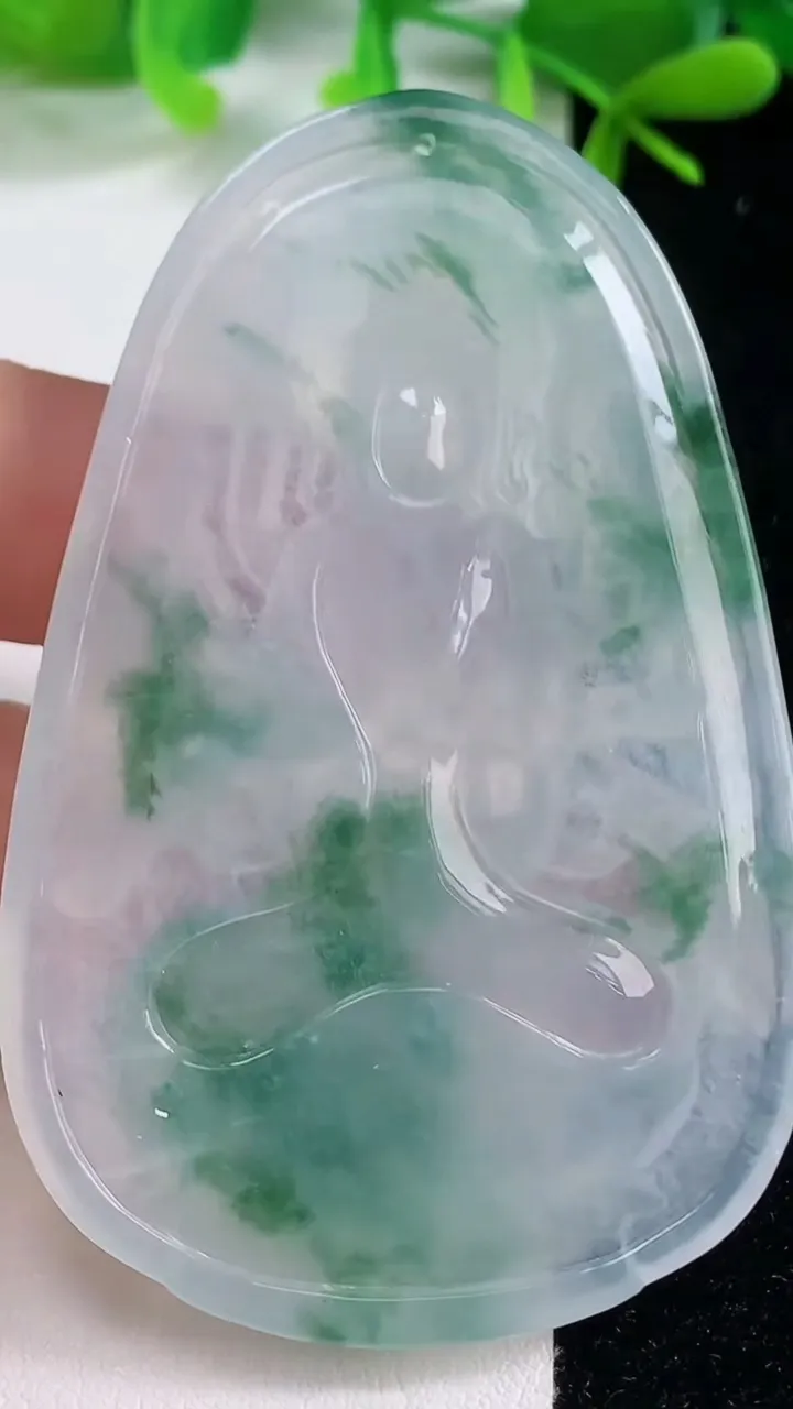 天然A货翡翠种飘花千手观音吊坠，尺寸66.6-43-6.6，重量:30.50g
10月20日
