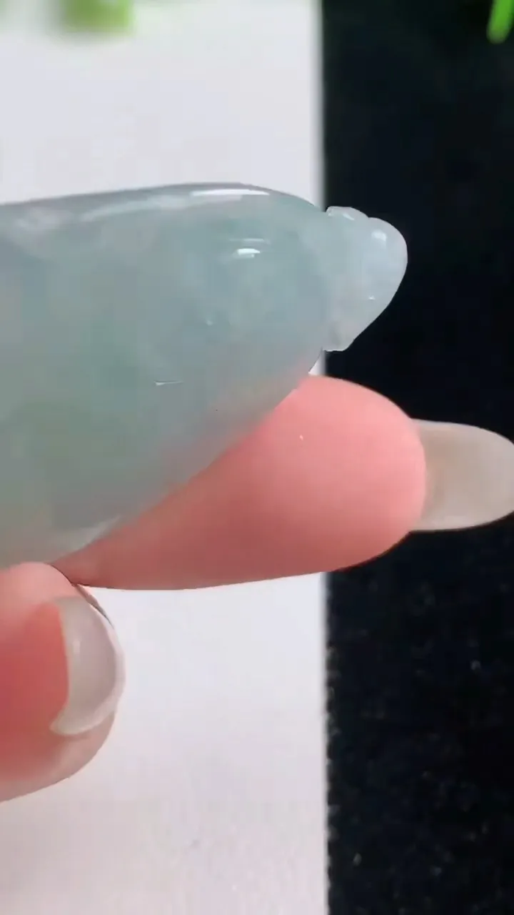 天然A货翡翠如意吊坠，尺寸38-27.1-6.3，重量:11.34g
10月20日