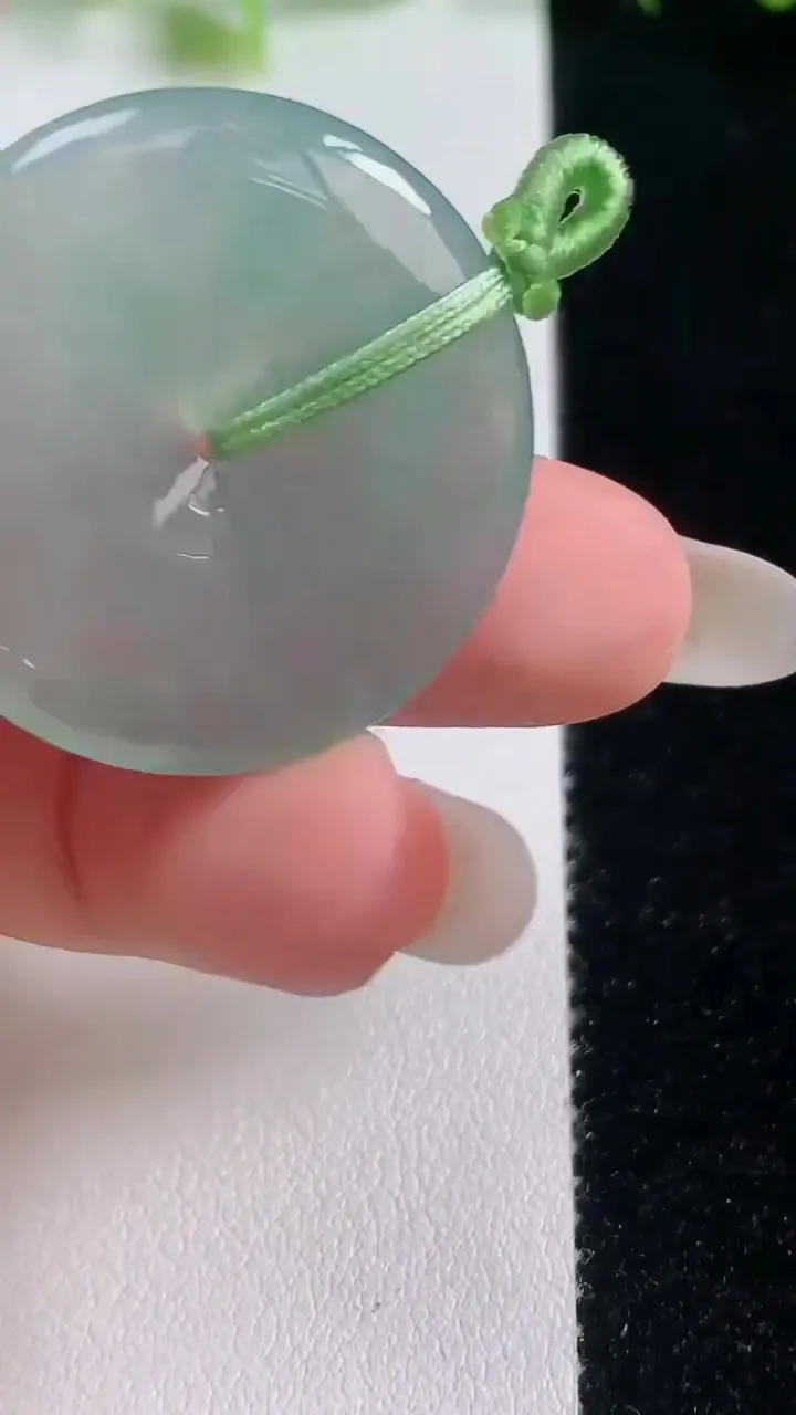 天然A货翡翠平安扣吊坠，尺寸30.4-4.7，重量:9.90g
10月20日