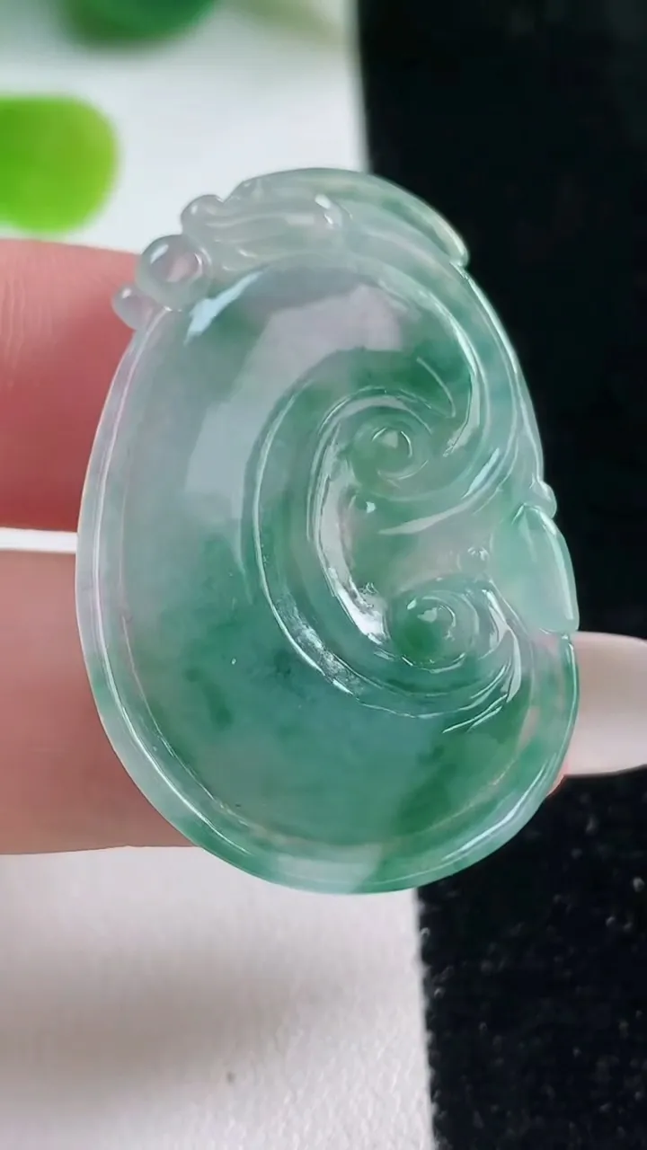 天然A货翡翠冰种飘花如意吊坠，尺寸36-24.5-3.8，重:6.05g
10月20日