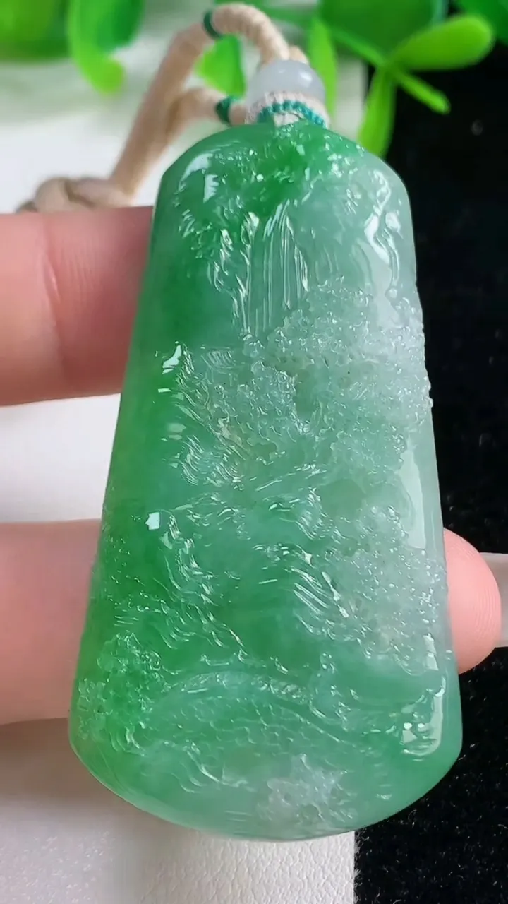 天然A货翡翠山水牌吊坠，尺寸55.8-28-5.8，重量:24.37g
10月20日