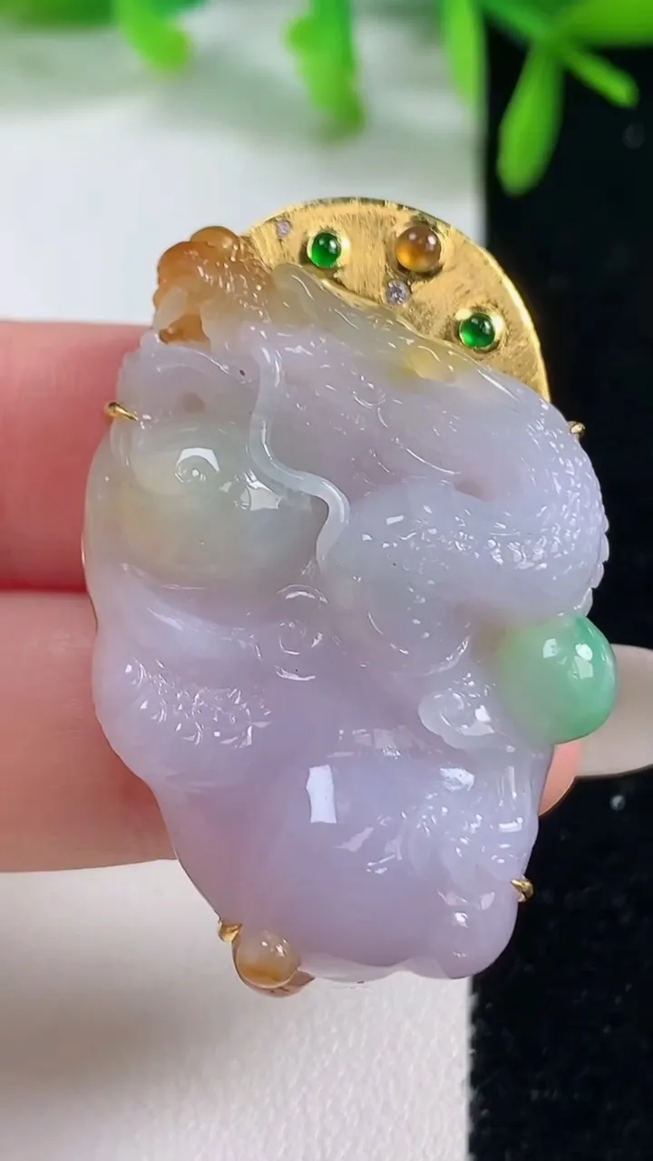 天然A货翡翠种春带彩紫罗兰龙牌吊坠，尺寸40.3-33-27.2-10，重量:21.32g
10月2