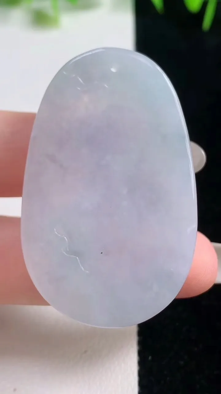 天然A货翡翠冰种飘花生肖狗吊坠，尺寸47.7-30.7-6，重量:13.90g
10月20日