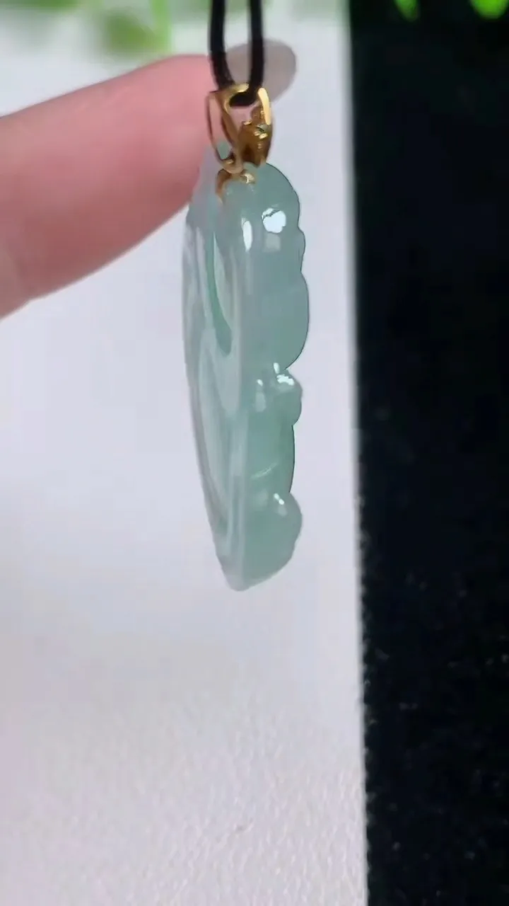 天然A货翡翠佛公吊坠，尺寸28-30-5.8，重量:6.76g
10月20日