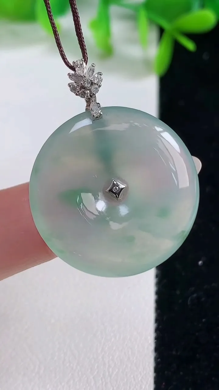 天然A货翡翠平安扣吊坠，尺寸26.3-5，重量:7.86g
10月20日