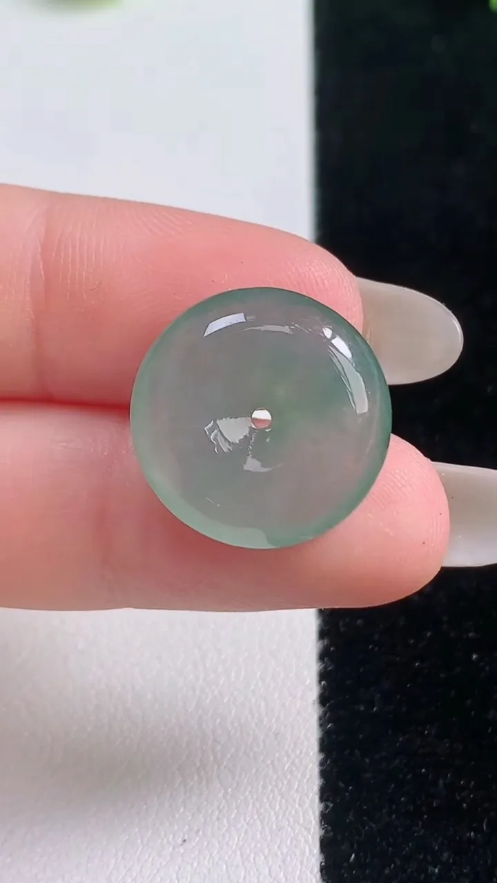 天然A货翡翠平安扣吊坠，尺寸17.7-4.5，重量:2.89g
10月20日