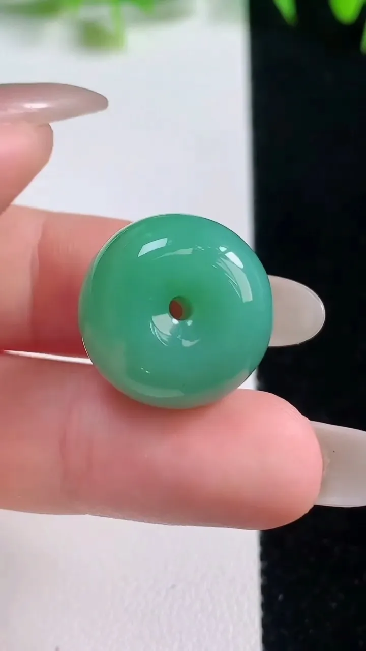天然A货翡翠路路通吊坠，尺寸18.3-12，重量:8.38g
10月20日