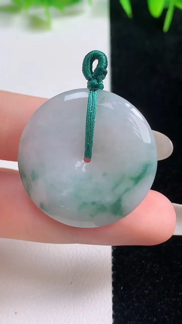 天然A货翡翠冰种飘花平安扣吊坠，尺寸30-5，重量:10.15g
10月20日
