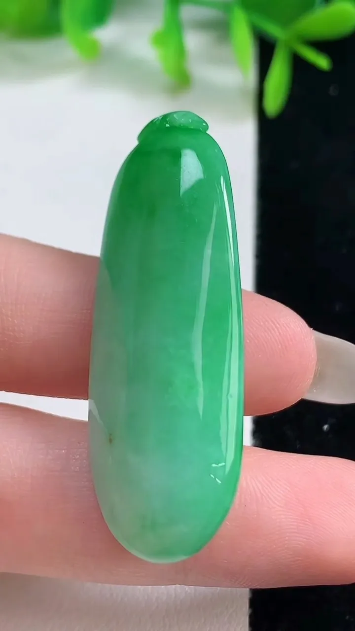 天然A货翡翠福瓜吊坠，尺寸45.7-16.2-11.2，重量:14.25g
10月20日