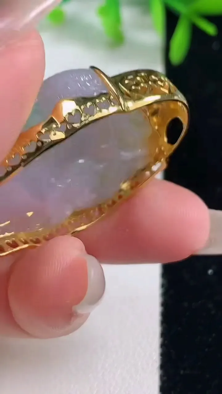 天然A货翡翠种春带彩紫罗兰龙牌吊坠，尺寸40.3-33-27.2-10，重量:21.32g
10月20日