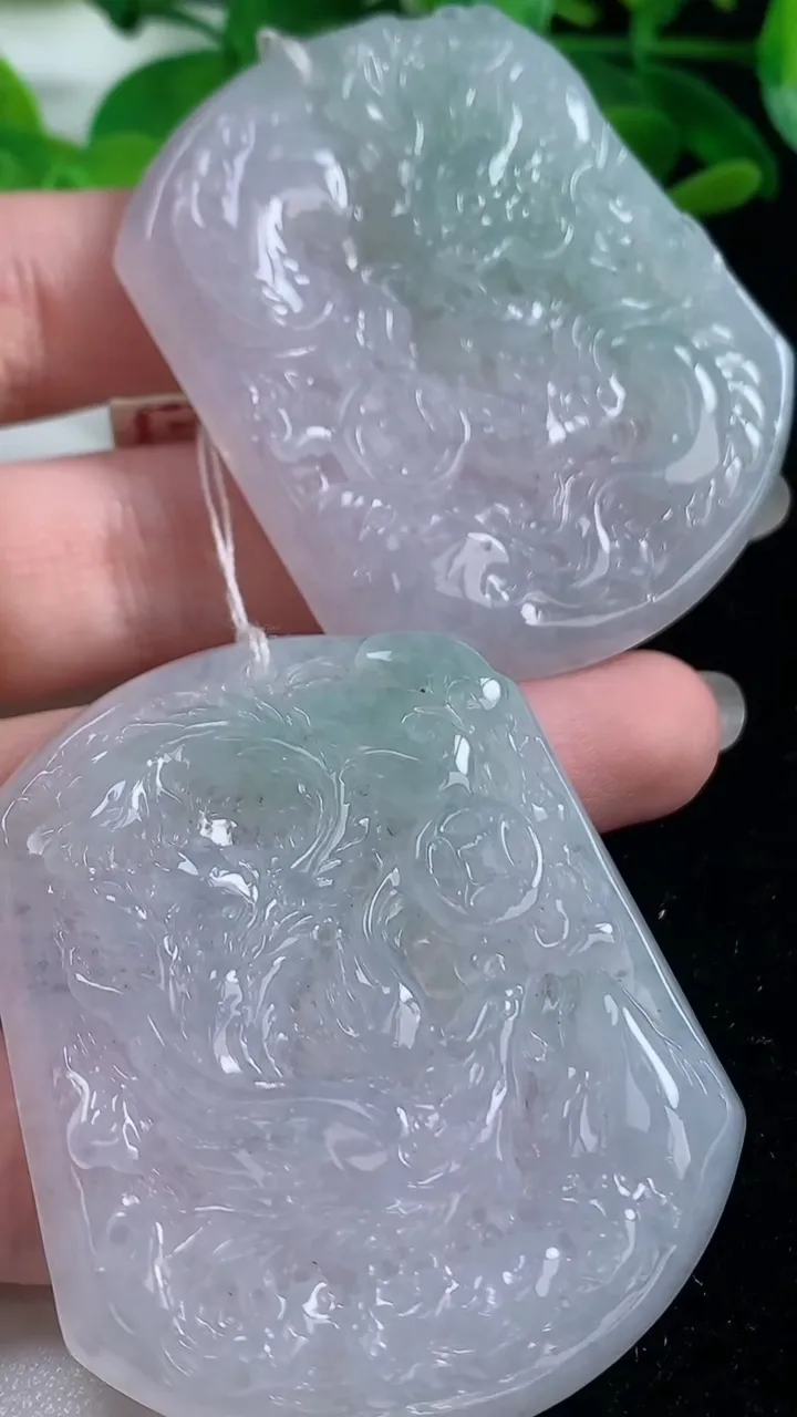 天然A货翡翠龙凤呈祥吊坠一对，尺寸53-44.6-6.6，重量:64.06g
10月20日
